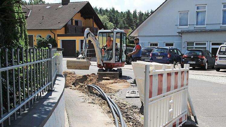 In Höchstadt-Süd werden derzeit Kilometer von Leerrohren für besseren Internetempfang in den Boden unter den Gehsteigen versenkt.  Foto: Andreas Dorsch