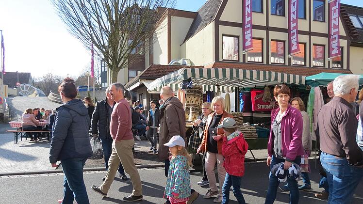 Beim Markt in Euerdorf war viel los. Die Sonne und die angenehmen Temperaturen sorgten für volle Straßen. Foto: Doris Bauer