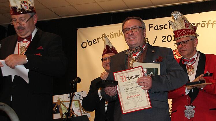 Wolfgang "N&ouml;lla" Baumann wurde mit der h&ouml;chsten Auszeichnung des Fastnachtsverbandes Franken, dem Till von Franken, ausgezeichnet. Das Bild zeigt (von links): Bezirkspr&auml;sident Norbert Greger und Gernot Sch&ouml;pf vom Ordenskapitel, Wolfgang "N&ouml;lla" Baumann und Sitzungspr&auml;sident Georg L&ouml;ffler. Foto: Friedwald Schedel