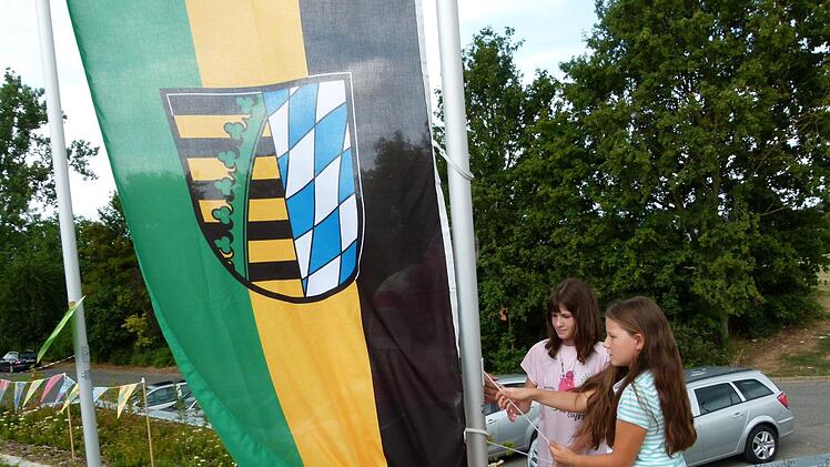 Schüler hissen zum ersten Mal eine von mehreren Fahnen. Foto: Doris Weidner