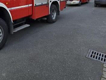 Nach diesem "Malheur" kann den Autobesitzern nur noch die Feuerwehr helfen