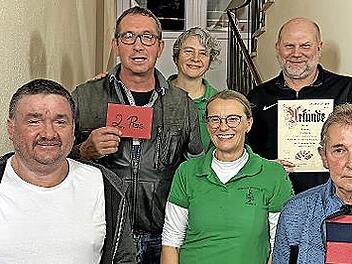 Die drei Punktbesten nahmen erfreut aus der Hand der Vorsitzenden der Kelbachtaler Blasmusik Prächting die ausgesetzten Geldpreise entgegen (v. l.): der Gesamtsieger Holger Morgner, der zweitplatzierte Tano Motios, Vorsitzende Dagmar Sommer, Vorst...