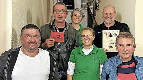 Die drei Punktbesten nahmen erfreut aus der Hand der Vorsitzenden der Kelbachtaler Blasmusik Prächting die ausgesetzten Geldpreise entgegen (v. l.): der Gesamtsieger Holger Morgner, der zweitplatzierte Tano Motios, Vorsitzende Dagmar Sommer, Vorst...