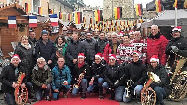 Zwei Tage lang bot die Delegation aus dem Landkreis Ha&szlig;berge ihre regionalen Waren auf dem March&eacute; de No&euml;l in Pierrelatte an. Mit von der Partie auch eine Bl&auml;sergruppe des Blasorchesters Sand, die die Weihnachtsmarktbesucher in Schwung brachte.
