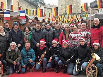 Zwei Tage lang bot die Delegation aus dem Landkreis Ha&szlig;berge ihre regionalen Waren auf dem March&eacute; de No&euml;l in Pierrelatte an. Mit von der Partie auch eine Bl&auml;sergruppe des Blasorchesters Sand, die die Weihnachtsmarktbesucher in Schwung brachte.