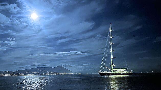 "Ein beispielloser Unfall": Die Superyacht "Bayesian" in der Nacht des Untergangs vor Sizilien.