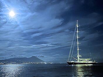 "Ein beispielloser Unfall": Die Superyacht "Bayesian" in der Nacht des Untergangs vor Sizilien.