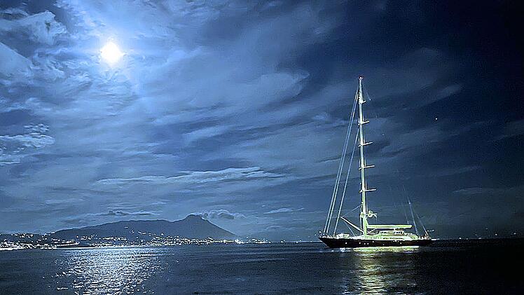 "Ein beispielloser Unfall": Die Superyacht "Bayesian" in der Nacht des Untergangs vor Sizilien.
