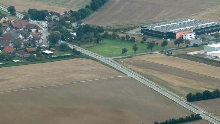 Auf der grünen Wiese neben der dunklen Lagerhalle wollte die Bäckerei Schedel ein Schulungs- und Verkaufsgebäude bauen. Diese Pläne hat das Unternehmen nun aufgegeben. In den weißen Gebäuden ist die Produktion von Schedel untergebracht. Foto: Matthias Einwag