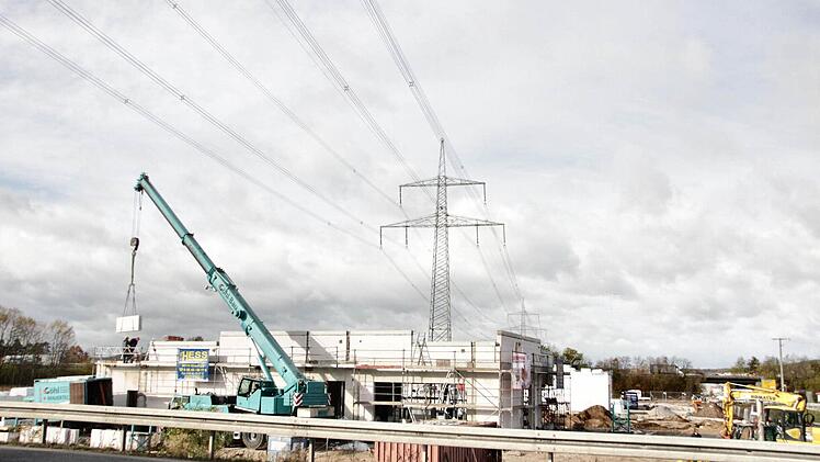 Wo noch Platz ist, wie hier an der Anschlussstelle Forchheim-Süd, wird eifrig gebaut. Foto: NP