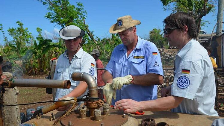 Der Orkan Haiyan richtete im November auf den Philippinen riesige Schäden an. Das THW half mit, die größten Sorgen zu mindern. Unter den Helfern war Michael Gessner vom Ortsverband Bad Kissingen (Bildmitte).   Foto: privat