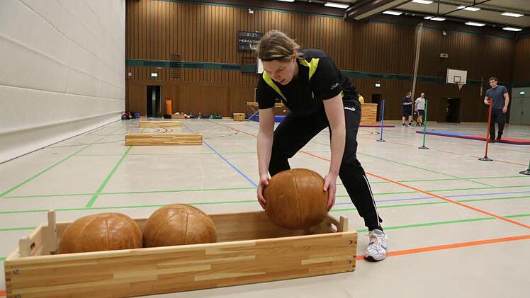 ... Daniela Batzer schnappen sich den Medizinball, Fotos: Barbara Herbst