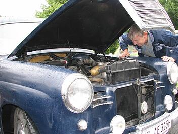 Ist alles in Ordnung? Gert Rappat aus Bad Kissingen kontrolliert seinen Mercedes Ponton 190 Diesel aus dem Jahr 1960. Ehe er ihn im letzten Jahr kaufte, war das Auto zuvor 40 Jahre in Italien zugelassen. Foto: Ralf Naumann