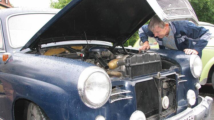 Ist alles in Ordnung? Gert Rappat aus Bad Kissingen kontrolliert seinen Mercedes Ponton 190 Diesel aus dem Jahr 1960. Ehe er ihn im letzten Jahr kaufte, war das Auto zuvor 40 Jahre in Italien zugelassen. Foto: Ralf Naumann