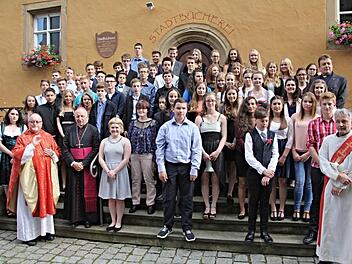 Die Jugendlichen aus Pfarrweisach, Ebern, Unterpreppach und Jesserndorf, zusammen mit (vorne von links) Pater Rudolf Theiler, Weihbischof Ulrich Boom und Diakon Uwe Holzschuh (rechts)  Foto: Helmut Will