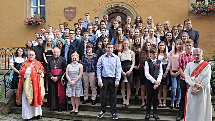 Die Jugendlichen aus Pfarrweisach, Ebern, Unterpreppach und Jesserndorf, zusammen mit (vorne von links) Pater Rudolf Theiler, Weihbischof Ulrich Boom und Diakon Uwe Holzschuh (rechts)  Foto: Helmut Will
