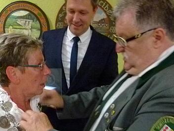 Die neue Schützenkönigin Christina Schäftlein erhält vom Ersten Vorsitzenden Herbert Krug die "Insigne der Macht", die Königskette. Bürgermeister Marco Steiner (Mitte) schaut zu. Fotos: Lothar Weidner