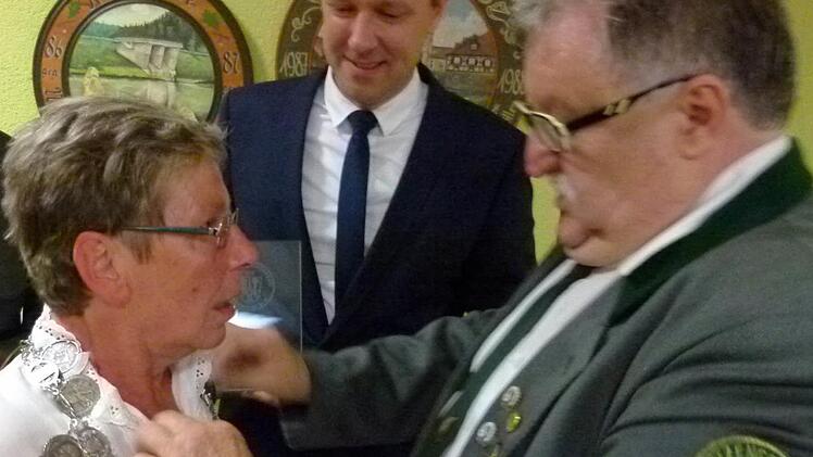 Die neue Schützenkönigin Christina Schäftlein erhält vom Ersten Vorsitzenden Herbert Krug die "Insigne der Macht", die Königskette. Bürgermeister Marco Steiner (Mitte) schaut zu. Fotos: Lothar Weidner