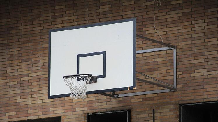 Dieser Basketballkorb hängt noch. Foto: Andreas Dorsch