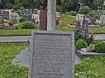 Ein Grabstein auf dem M&uuml;nchberger Friedhof erinnert an den aufrechten Streiter Gottes. Fotos: Erich Olbrich