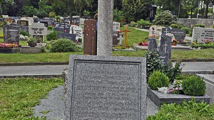 Ein Grabstein auf dem M&uuml;nchberger Friedhof erinnert an den aufrechten Streiter Gottes. Fotos: Erich Olbrich