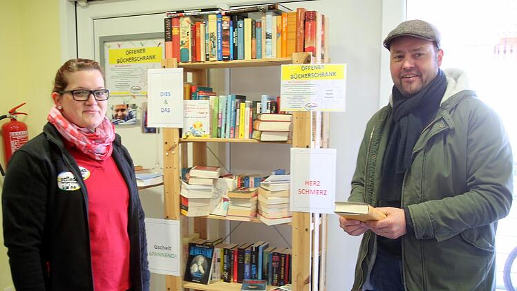 Neu im Dorfladen ist der "Offene Bücherschrank": Verkäuferin Lisa Bäurle erläutert hier Ulli Schmitt, wie es funktioniert. Foto: Bettina Knauth