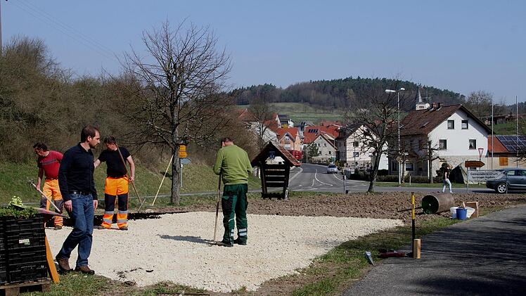 Im Blickfeld am Ortseingang von Breitbrunn entstand die Kombination aus einer Blumenwiese und der Staudenpflanzung.