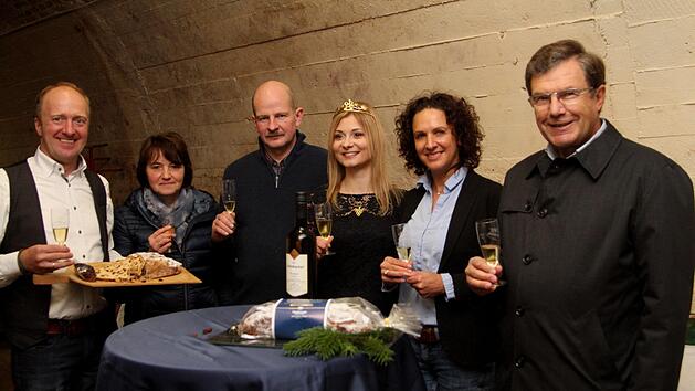 B&auml;ckermeister Michael Oppel (links) stellte  seinen "Rivaner-Christstollen" im Stollen der Sektkellerei Fischer den G&auml;sten Susanne und Martin Fischer, Weinprinzessin Elisabeth Goger, Sandra Oppel und B&uuml;rgermeister Walter Ziegler (von links) vor.  Foto: G&uuml;nther Geiling
