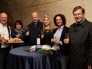 Bäckermeister Michael Oppel (links) stellte  seinen "Rivaner-Christstollen" im Stollen der Sektkellerei Fischer den Gästen Susanne und Martin Fischer, Weinprinzessin Elisabeth Goger, Sandra Oppel und Bürgermeister Walter Ziegler (von links) vor.  Foto: Günther Geiling