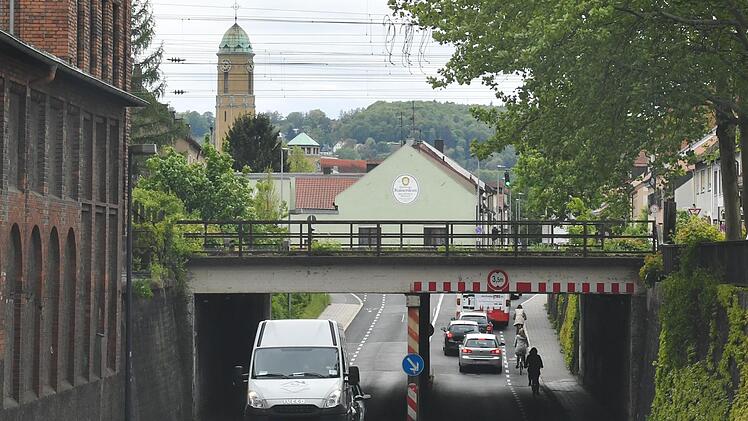 Die Bahnbrücken - hier die Unterführung in der Memmelsdorfer Straße in Bamberg - sorgen beim Bahnausbau für besonders viel Kopfzerbrechen. Foto: Ronald Rinklef