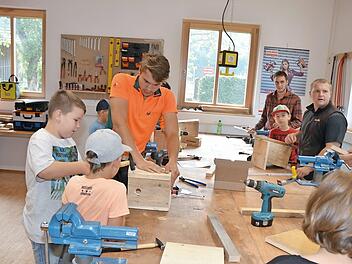 Hannes (links) nagelt gerade eine Außenwand bei seinem selbst gebauten Nistkasten fest. Noch ein paar Hammerschläge, dann ist es geschafft.  Foto: K.- H. Hofmann