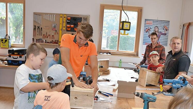 Hannes (links) nagelt gerade eine Außenwand bei seinem selbst gebauten Nistkasten fest. Noch ein paar Hammerschläge, dann ist es geschafft.  Foto: K.- H. Hofmann