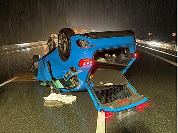Auf der B 9 bei M&uuml;lheim-K&auml;rlich hat sich ein Auto mit einer vierk&ouml;pfigen Familie &uuml;berschlagen. (Symbolbild)