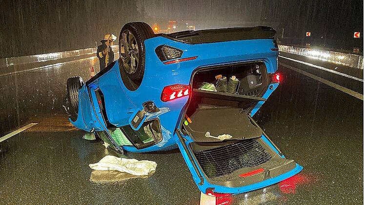 Auf der B 9 bei M&uuml;lheim-K&auml;rlich hat sich ein Auto mit einer vierk&ouml;pfigen Familie &uuml;berschlagen. (Symbolbild)