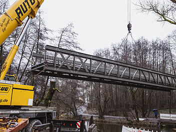 Schwarzenbach an der Saale: 23 Meter lange Brücke über Saale gesetzt - für Flüsseradweg