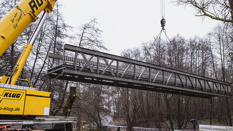 Schwarzenbach an der Saale: 23 Meter lange Brücke über Saale gesetzt - für Flüsseradweg