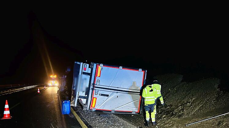 A3 bei Kitzingen: Tomatenlaster umgekippt - Sperrung bis in den Nachmittag