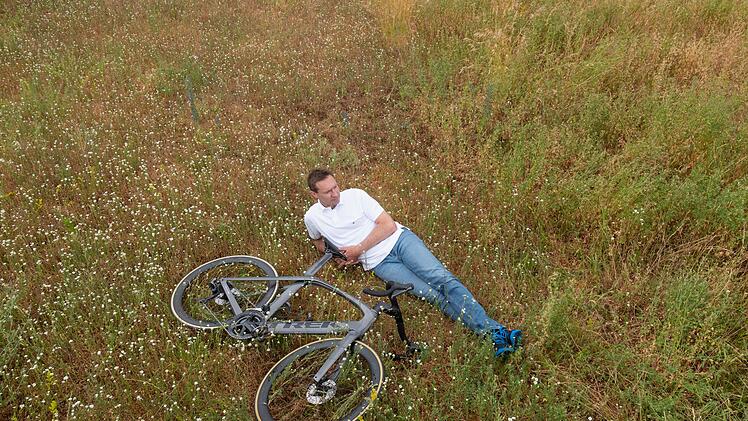 Heute könnte es der sechsfache Vater und 17-fache Tour de France-Teilnehmer etwas ruhiger angehen lassen. Seine lange aktive Karriere beendete er erst mit 42 Jahren. Doch auch jetzt ist Jens Voigt noch aktiver als andere. Unter anderem als Tourreporter, der hautnah am Rennen auf einem Motorrad mitfährt.