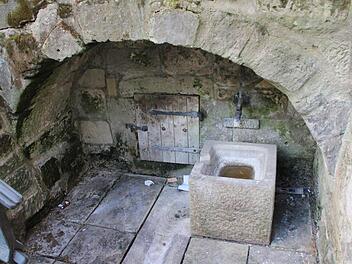 Im Becken steht eine Wasserpfütze, drumherum sammelt sich der Unrat. Darüber ärgert sich Gerald Heintze, auf dessen Initiative hin der Brunnen Anfang der 90er Jahre wiederhergestellt wurde.