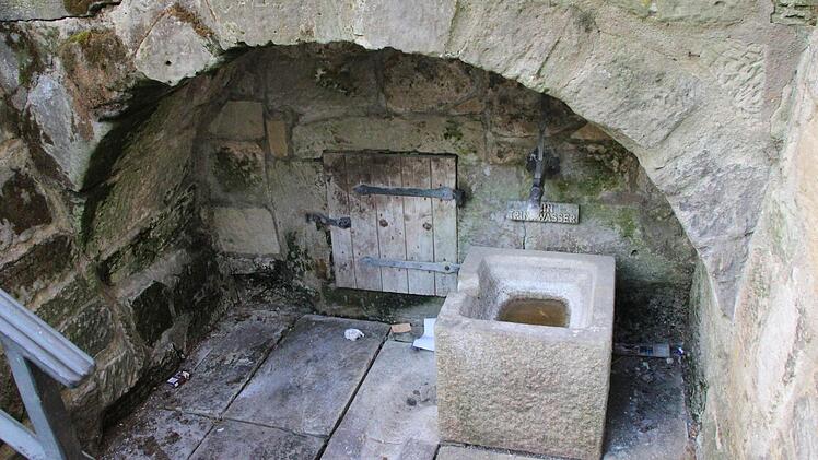 Im Becken steht eine Wasserpfütze, drumherum sammelt sich der Unrat. Darüber ärgert sich Gerald Heintze, auf dessen Initiative hin der Brunnen Anfang der 90er Jahre wiederhergestellt wurde.