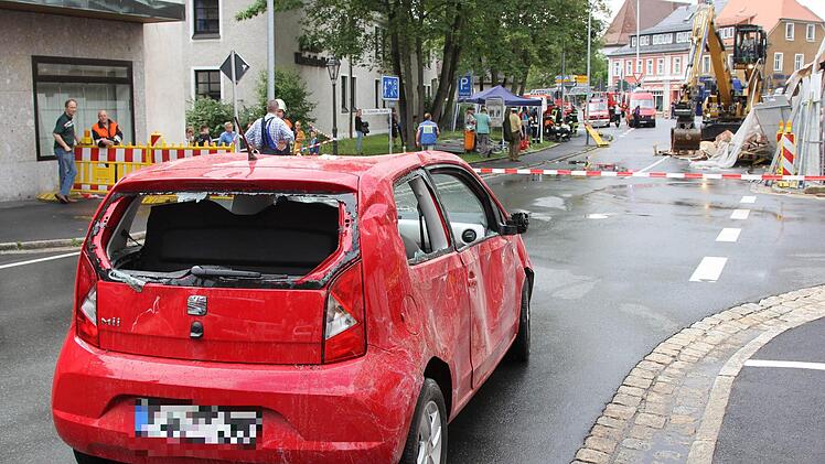 Am Montagmittag ist es in der Egerstrasse in Wunsiedel zu einem schweren Zwischenfall gekommen. Bei Abbrucharbeiten stürzte ein Gebäude unkontrolliert ein und begrub unter anderem ein Auto unter sich. Die Feuerwehr befürchtete anfangs, dass sich noch eine Person unter den Trümmern befinden könnte. Diese Annahme bestätigte sich glücklicherweise nicht. Foto: News5 / Fricke