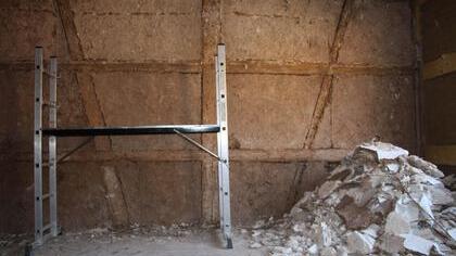 Beim Entkernen alter Häuser trifft man häufig auf alte Baustoffe wie Lehm.