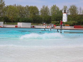 Eine moderne Maschine sorgt im Freibad in Höchstadt für eine Brandung, wie sie hier noch nie zu sehen war.  Foto: Andreas Dorsch