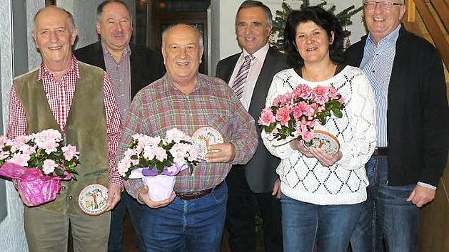 Mit den Tonmodeln des Landkreises Kulmbach und Blumen wurden drei Kupferberger beispielhaft und naturnah gestaltete Einzelhausanwesen prämiert. Unser Bild zeigt (von links) Gerhard Schott, Zweiten Bürgermeister Alfred Kolenda, Anton Rief, Kreisvorsitzenden Günter Reif, Doris Holhut und Gartenbauvorsitzenden Gerhard Schicker. Fotos: Klaus-Peter Wulf