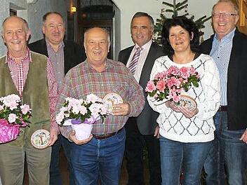 Mit den Tonmodeln des Landkreises Kulmbach und Blumen wurden drei Kupferberger beispielhaft und naturnah gestaltete Einzelhausanwesen prämiert. Unser Bild zeigt (von links) Gerhard Schott, Zweiten Bürgermeister Alfred Kolenda, Anton Rief, Kreisvorsitzenden Günter Reif, Doris Holhut und Gartenbauvorsitzenden Gerhard Schicker. Fotos: Klaus-Peter Wulf