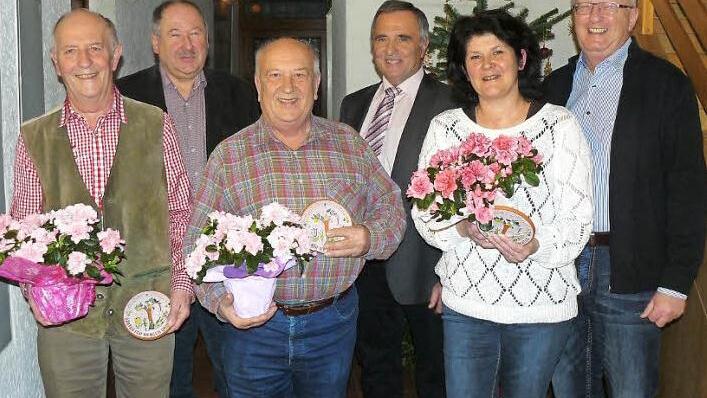 Mit den Tonmodeln des Landkreises Kulmbach und Blumen wurden drei Kupferberger beispielhaft und naturnah gestaltete Einzelhausanwesen prämiert. Unser Bild zeigt (von links) Gerhard Schott, Zweiten Bürgermeister Alfred Kolenda, Anton Rief, Kreisvorsitzenden Günter Reif, Doris Holhut und Gartenbauvorsitzenden Gerhard Schicker. Fotos: Klaus-Peter Wulf