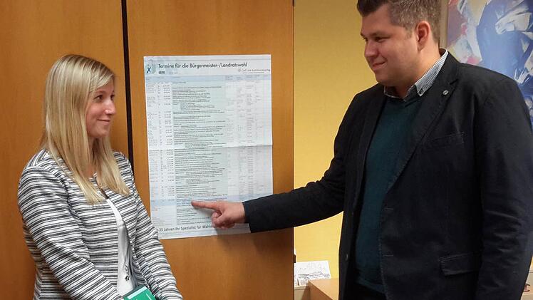"Das ist der wichtigste Termin des Jahres", deutet Gemeindewahlleiter Michael Worschech mit dem Zeigefinger auf der Planungsunterlage im Rathaus an. Ihn und seine Stellvertreterin Christine Slowik erwartet in den Wochen vor der Bürgermeisterwahl ein volles Programm zu erledigender Aufgaben. Foto: Rolf Pralle