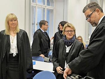 Gespräch in der Verhandlungspause: Das Bild zeigt fünf von insgesamt sieben Anwälten, die die mutmaßlichen Opfer vertreten.  Archivfoto: Ronald Rinklef