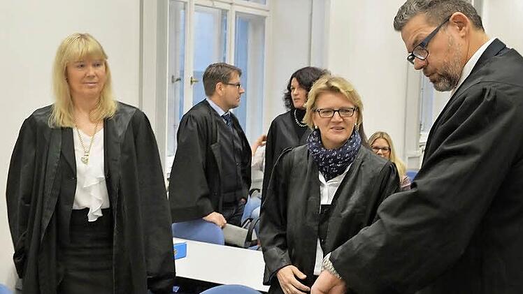 Gespräch in der Verhandlungspause: Das Bild zeigt fünf von insgesamt sieben Anwälten, die die mutmaßlichen Opfer vertreten.  Archivfoto: Ronald Rinklef