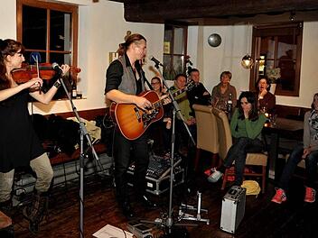 Mywood spielten im Bayerischen Hof ruhige Songs. Foto: Richard S&auml;nger